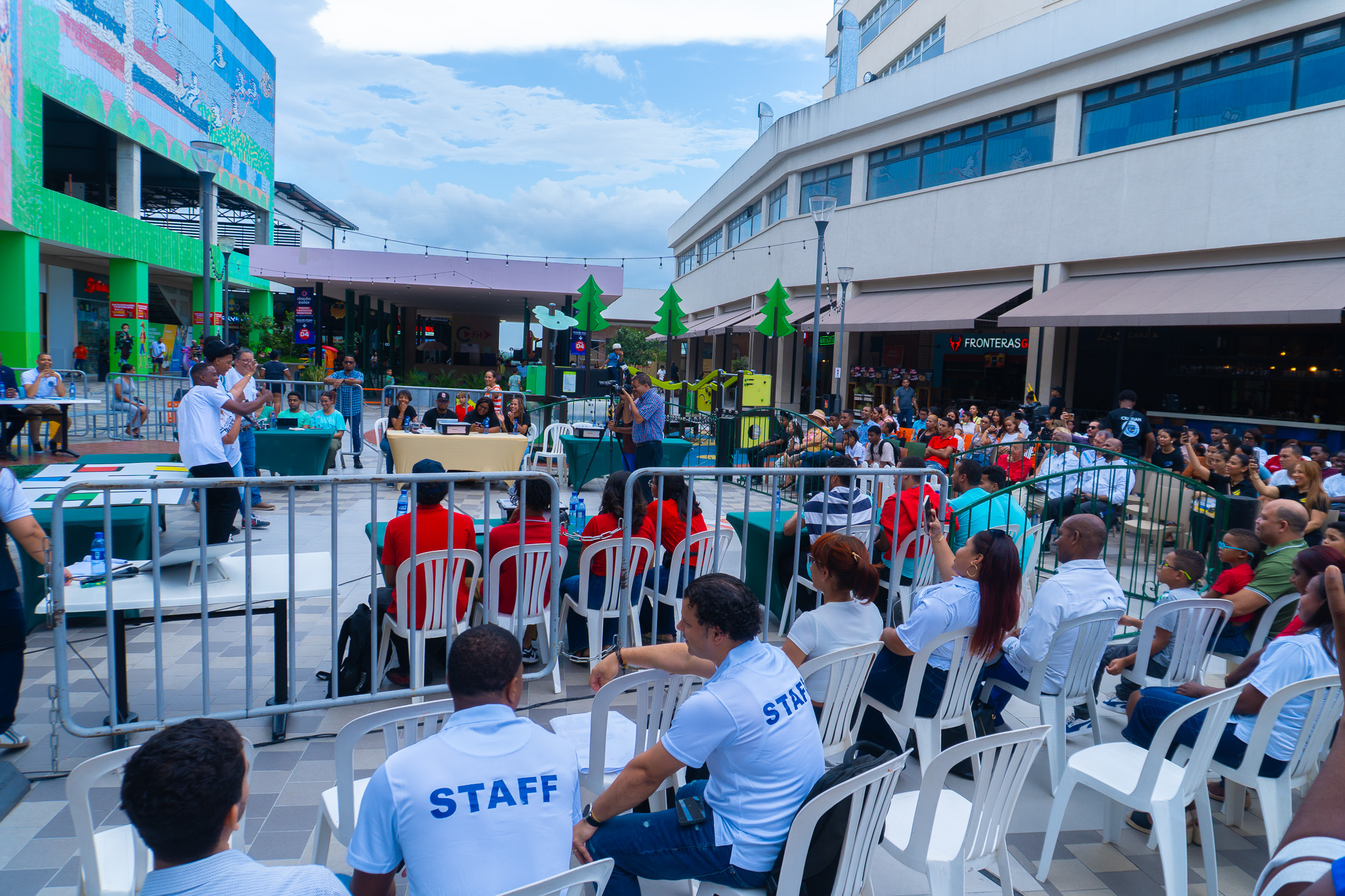 Familias y vecinos en la plaza